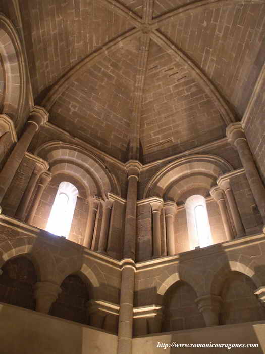 INTERIOR DE LA TORRE: PUERTA DE ACCESO